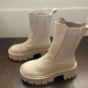 BNIB Bone white vegan lug boots size 7.5